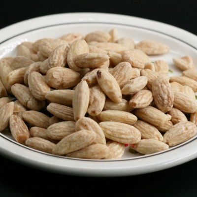 Mandle loupané pražené solené 1 kg.