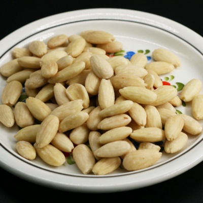 Mandle loupané 1 kg