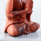 MEDITUJÍCÍ BUDDHA DŘEVĚNÁ SOŠKA 1 (XL) 20cm 350g