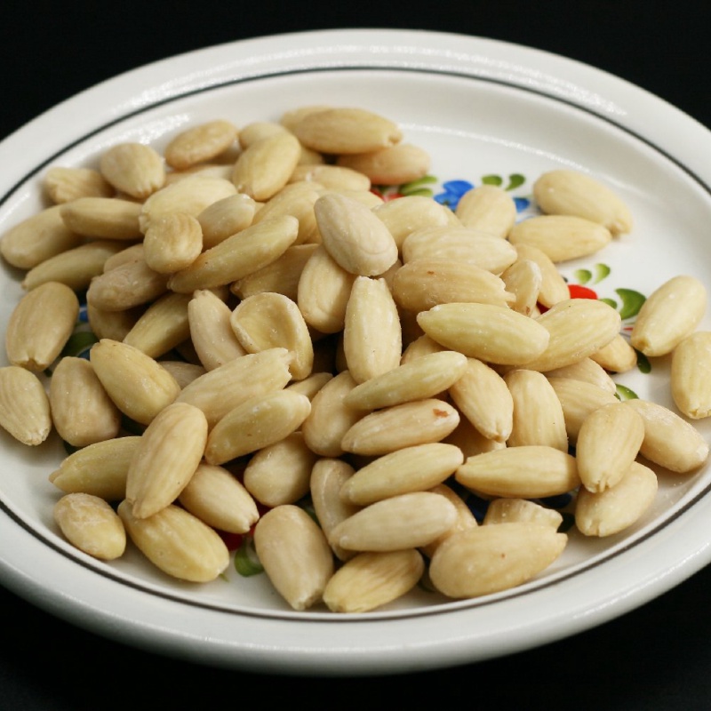 Mandle loupané 1 kg.